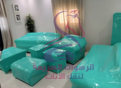 "تغليف احترافي لأثاث منزلي كامل ضمن خدمة نقل عفش بجدة لضمان الحماية التامة قبل التحميل "