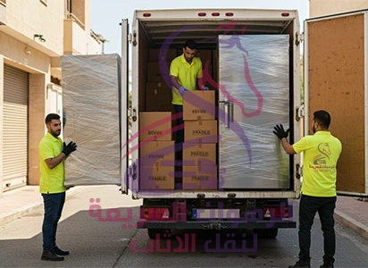 "شاحنة شركة الرهوان السريعة محملة بصناديق مرتبة ضمن خدمة نقل عفش بجدة تتم بأعلى درجات التنظيم والاحترافية "