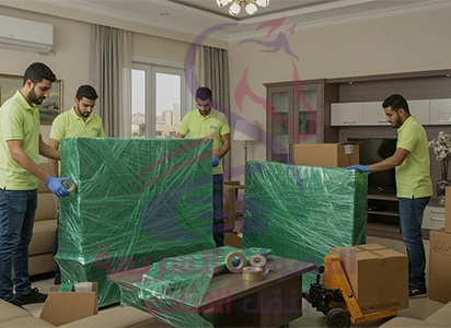 "تغليف خزانتي ملابس بأمان داخل غرفة قبل نقل العفش بجدة من خلال فريق الرهوان السريعة المتخصص في حماية الأثاث الكبير "